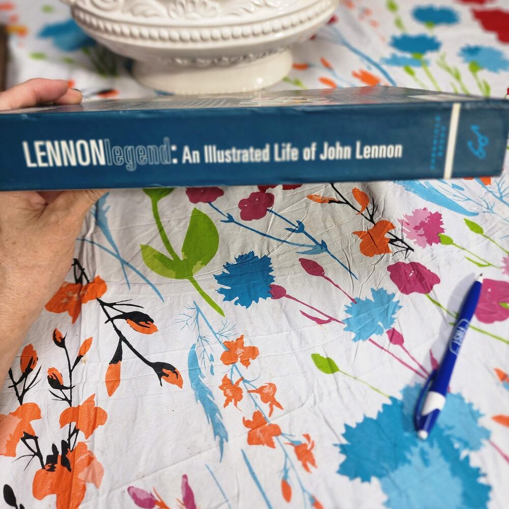 Lennon Legend : An Illustrated Life of John Lennon 2003 w/Slipcase, Inserts, CD - Picture 3 of 16